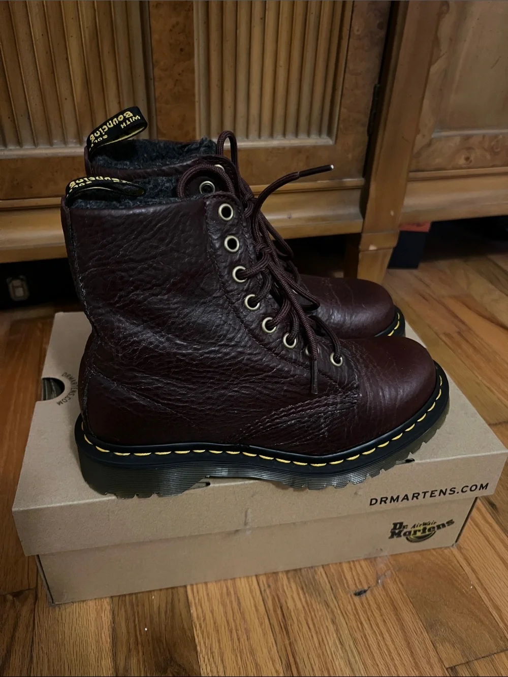 Dr. Martens tabs bold